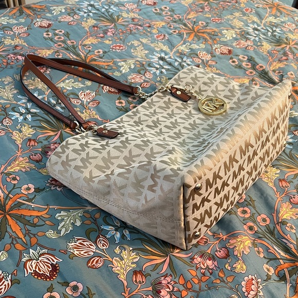 Michael Kors Jet Setter Purse - Picture 1 of 14